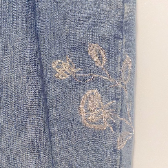 NWOT Trendy flower appliquéd jeans - Picture 5 of 8